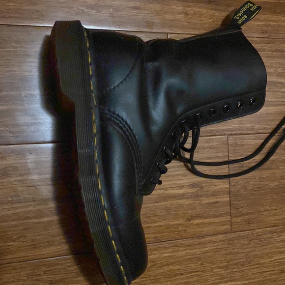 Gently used REAL LEATHER doc martens sz 7 - Picture 2 of 2